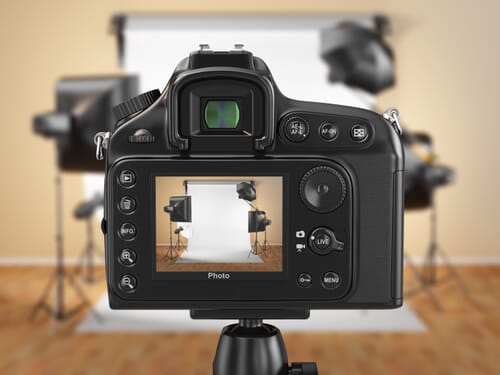 Digital photo camera in studio with softbox and flashes. jewelry photography set up