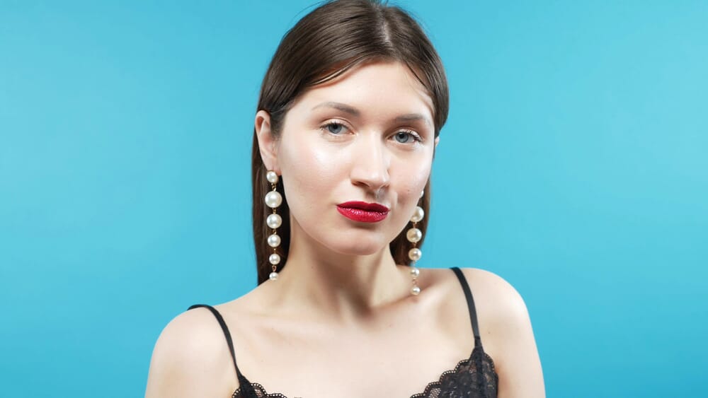 pearl earrings trend